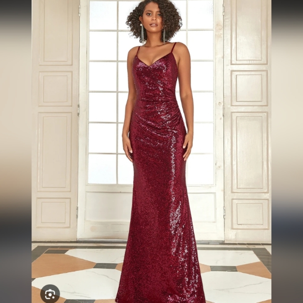 🦄 Elegant Red Sequin Evening Gown